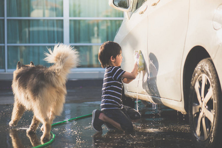 亚洲儿童洗车图片