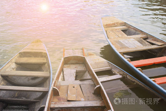 木船在内河航运在村庄旁边的运河