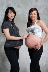 两个快乐的怀孕女孩在工作室