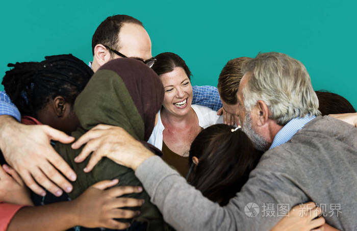 在工作室里拥抱的人