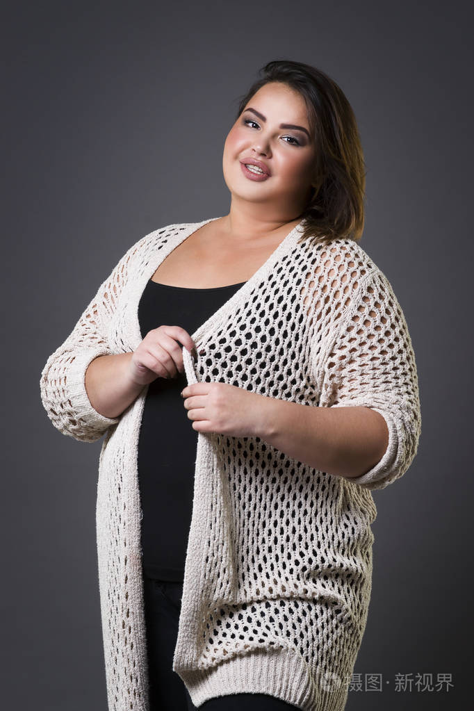 再加上大小时装模特穿着休闲服,胖女人在灰色的背景下,超重女性的身体