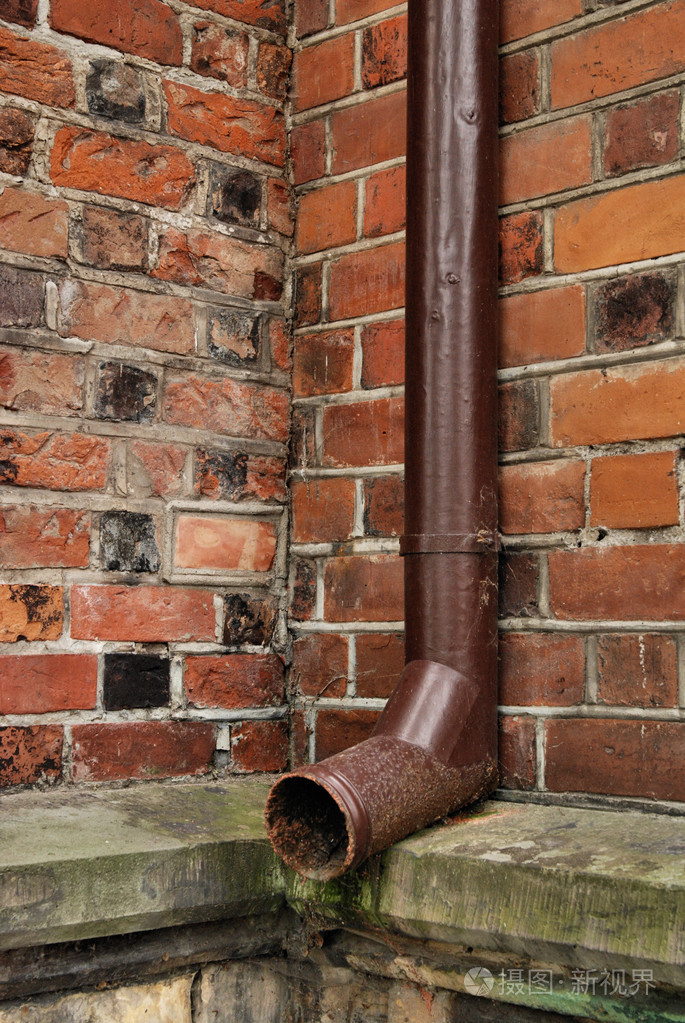 玻璃墙上生锈的水管