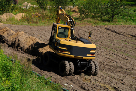 乡村一台工作挖掘机的照片