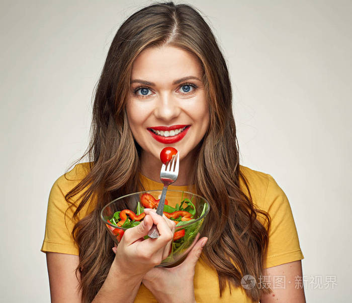 年轻女子吃健康食品