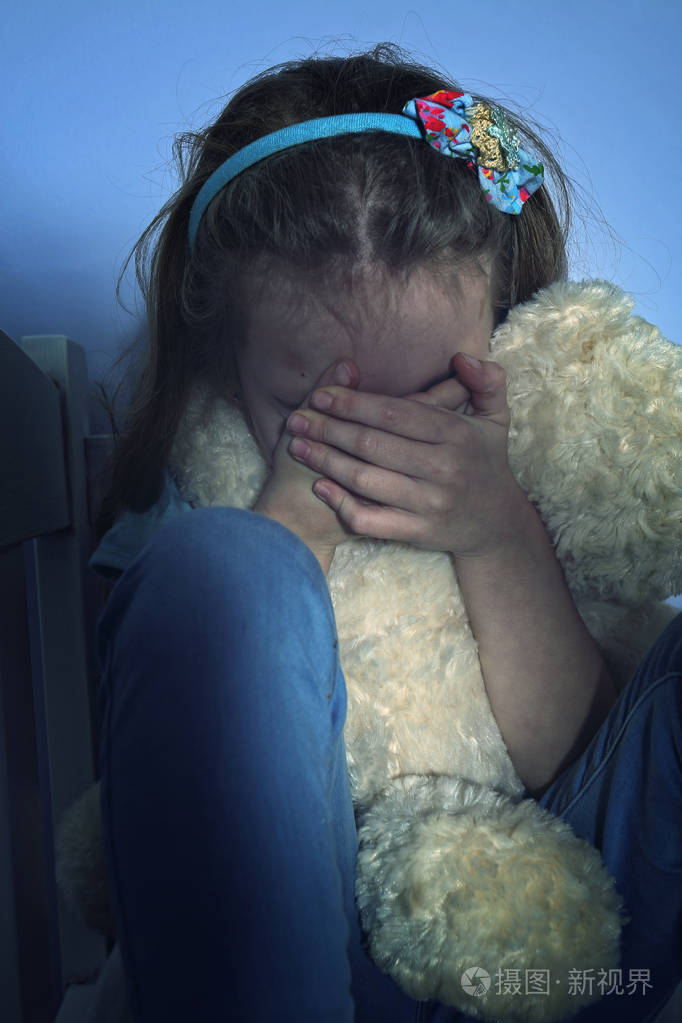 害怕在黑暗的房间里的小女孩