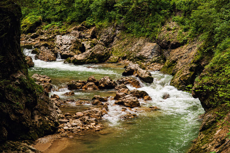 透明的山区河流峡谷