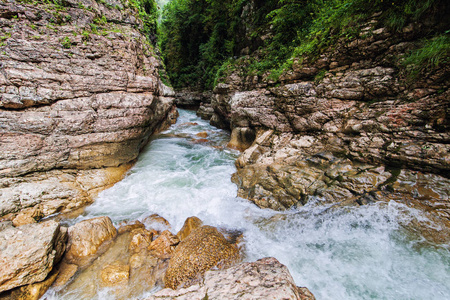 透明的山区河流峡谷