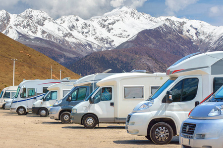 关闭了旅居车停成一排在背景雪山地自然景观