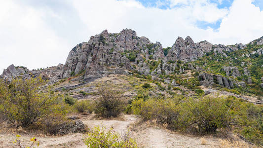 在 Demerdzhi 山的侵蚀岩石的视图