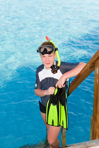 这个男孩带着鳍状面具和潜水管。 马尔代夫