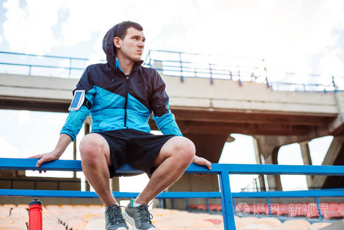 累了的运动员坐在球场的栏杆上