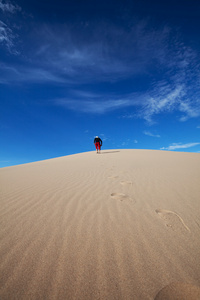 在沙漠中徒步旅行图片