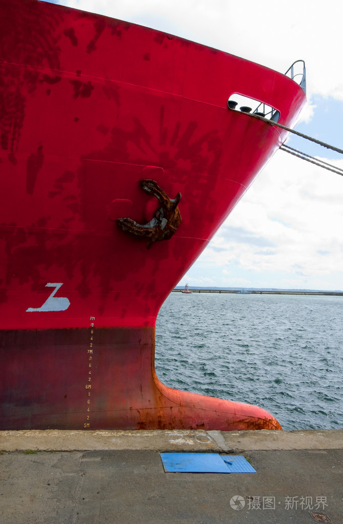 码头上一艘旧红色货船的船头