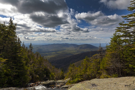 通过 Ammonoosuc 山沟径山华盛顿地区的自然观