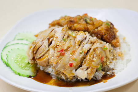 泰国食品美食炸鸡和蒸汽鸡饭图片