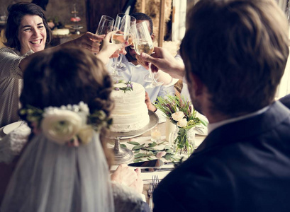 人们在餐桌上庆祝婚礼