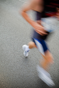 男子跑城市马拉松运动模糊