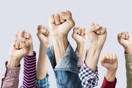 政治组组的在空气中举起拳头照片