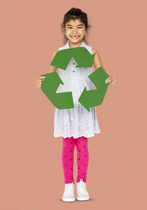 绿色回收标志的女孩