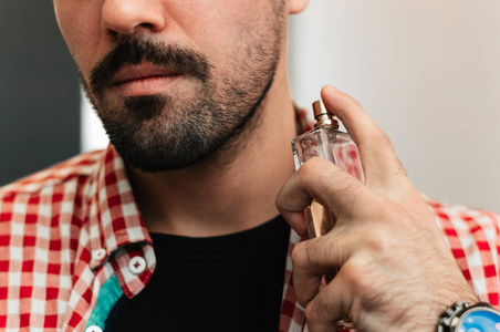 男士喷香水图片