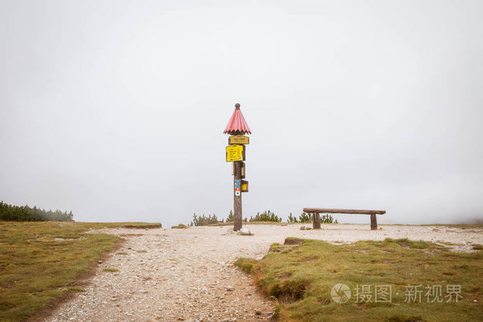 一个美丽的山风景在塔特拉，斯洛伐克与标志