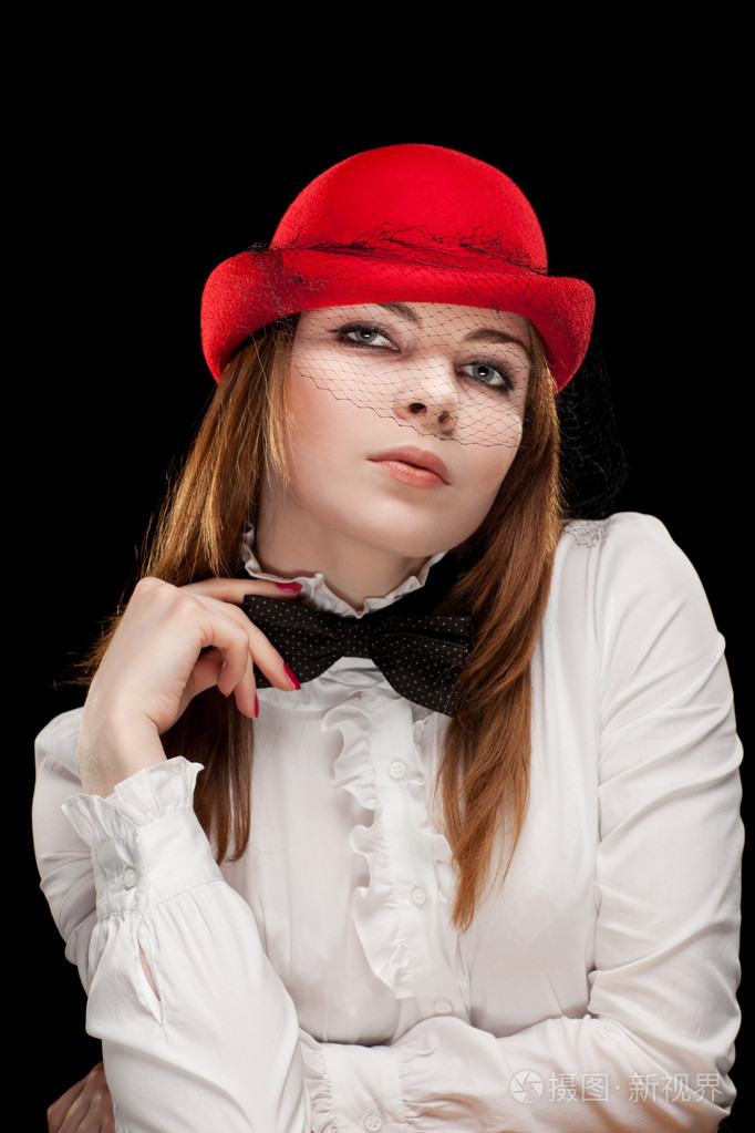 一位戴红帽子的漂亮年轻女子的肖像