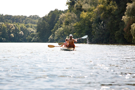 在河上划独木舟与游客的旅程