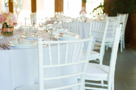花式表设置为一个婚礼晚宴上，白色的椅子