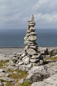 爱尔兰海岸的一堆岩石