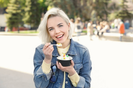 年轻女子吃冰淇淋