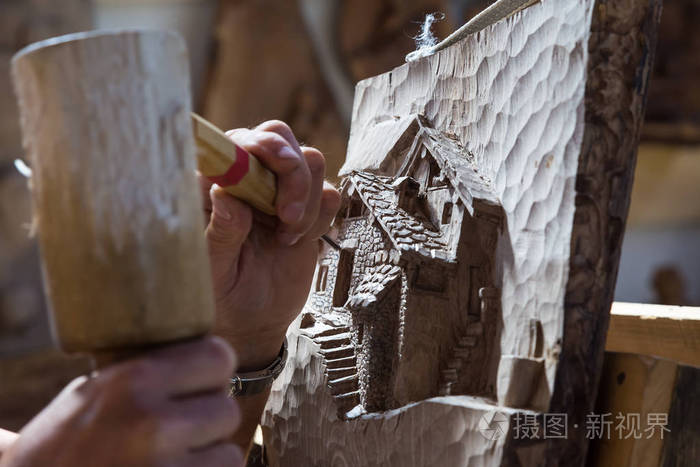 雕塑家手工作木材