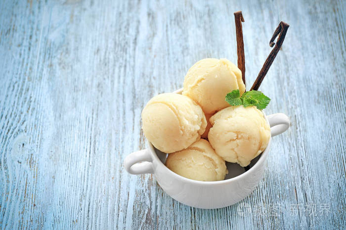 美味的香草冰淇淋球