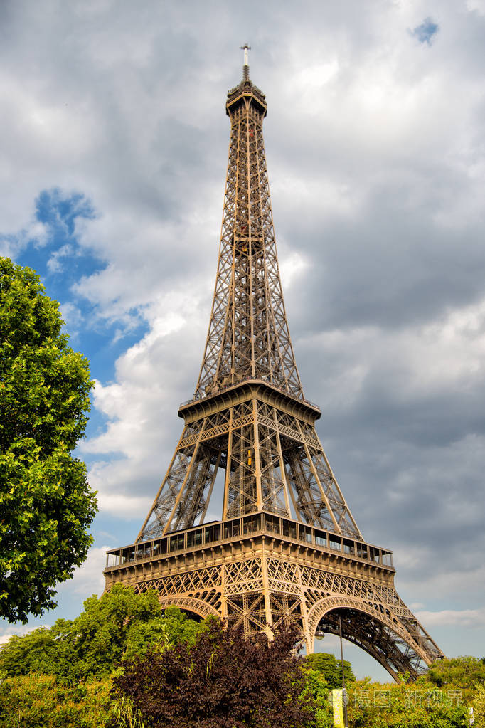 在日落时在法国巴黎的埃菲尔铁塔.浪漫的旅行背景照片-正版商用图片01