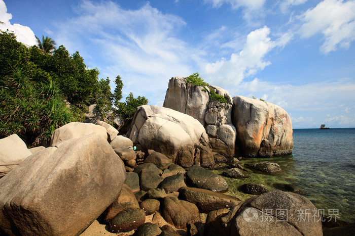 在印度尼西亚的岩石海岸