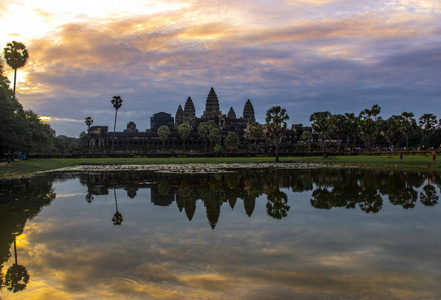 吴哥窟是柬埔寨和世界上最大的宗教纪念碑的寺庙建筑群