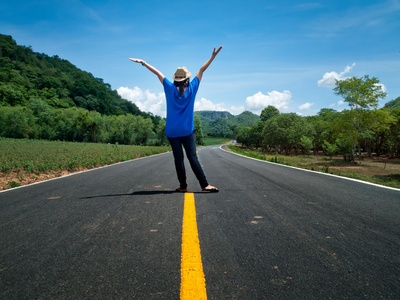 道路上的女人