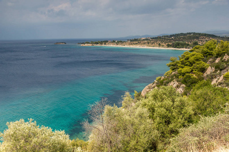 阿基扬尼斯海滩上遮阳伞和半岛，Chalkidiki，中央马其顿的全景视图