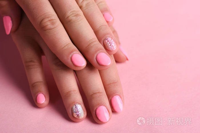 女性手上的粉红色指甲