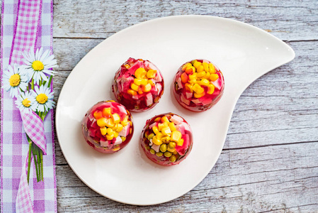 蔬菜中的果冻照片