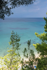 伊利亚海滩上遮阳伞和半岛，Chalkidiki，中央马其顿的全景视图