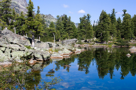 山风景。湖的艺术家。西伯利亚自然公园 ergak