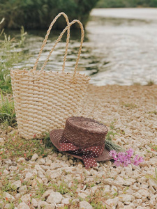 一顶帽子上河岸边的篮子