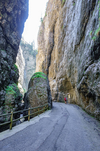 穿过Serrai di Sottoguda峡谷的道路