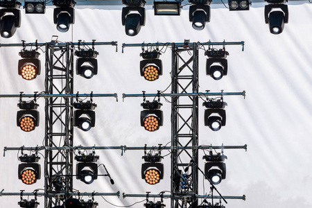 舞台桁架聚光灯在演出期间的户外舞台照明系统照片