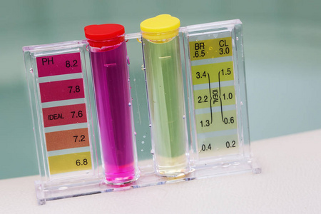 图表设计器计算机上工作办公室的桌上的项目文件和颜色图表按摩水疗池