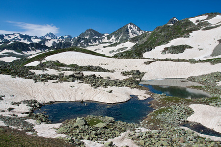 山风景与水晶河