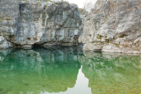 绿河与岩石