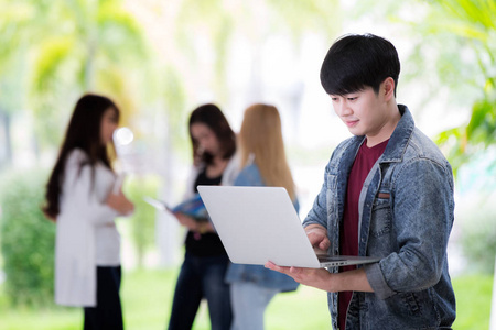 西安学生准备在笔记本计算机上的演示文稿