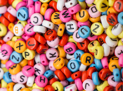 彩色的字母表字母多维数据集