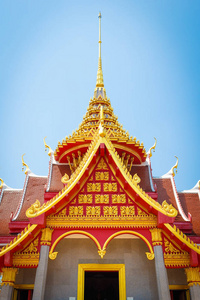 泰国寺庙屋顶与蓝天背景的一部分